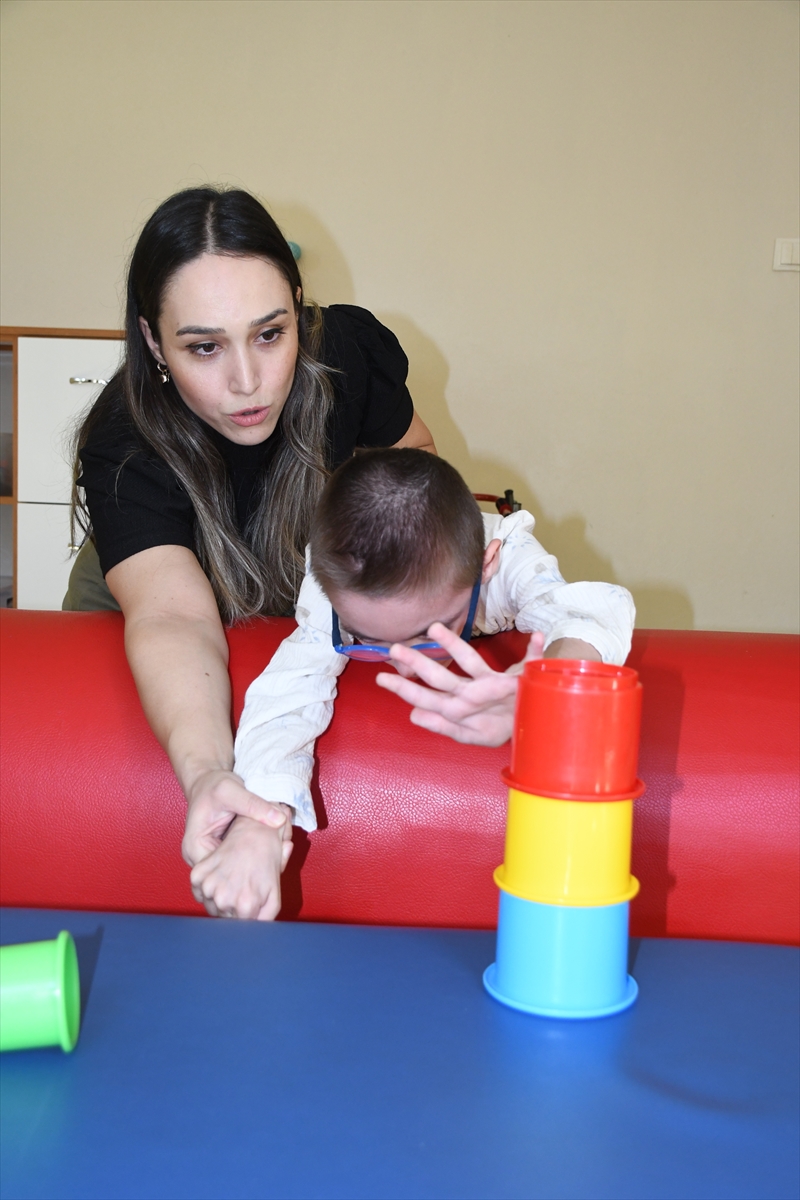 Öğretmenliği bırakan anne kendisini serebral palsili oğluna adadı