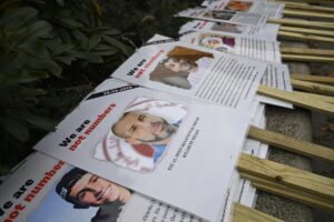 - Protestocular, "Filistin'e özgürlük", "İsrail'i boykot et" sloganları atarken, Filistin