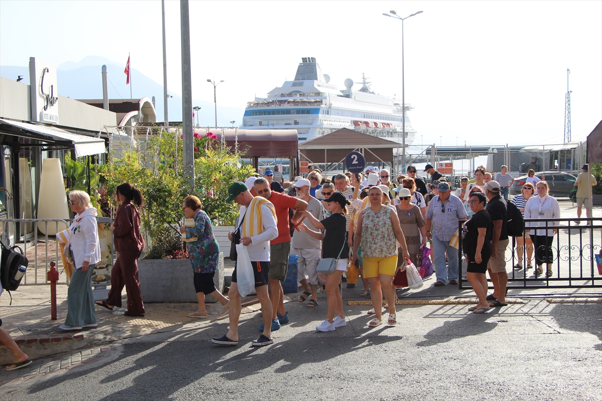 Palau bayraklı kruvaziyer “Astoria Grande” Alanya Limanı'na demirledi