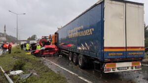 RİZE (AA) – Rize'nin Çayeli ilçesinde otomobil ile tırın çarpışması