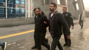 İSTANBUL (AA) – Sahte evrak düzenleyip müvekkillerini dolandırdığı iddiasıyla Anadolu