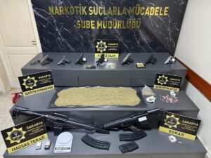 SAKARYA (AA) – Sakarya'nın Adapazarı ilçesinde düzenlenen uyuşturucu ve silah