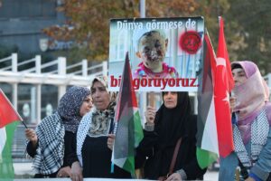 SAKARYA (AA) – Sakarya'da gerçekleştirilen "Gazze Nöbeti"nde Gazze'ye insani yardım