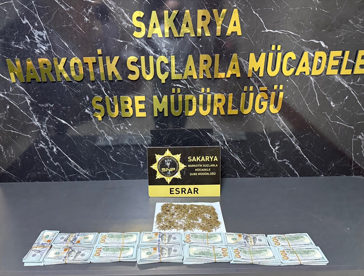 Sakarya'da uyuşturucu operasyonunda İstanbul'da kuyumcudan çalınan 130 bin dolar ele geçirildi