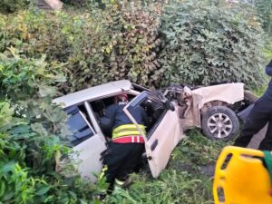 SAMSUN (AA) – Samsun'un Çarşamba ilçesinde, ağaçlık alana düşen otomobildeki