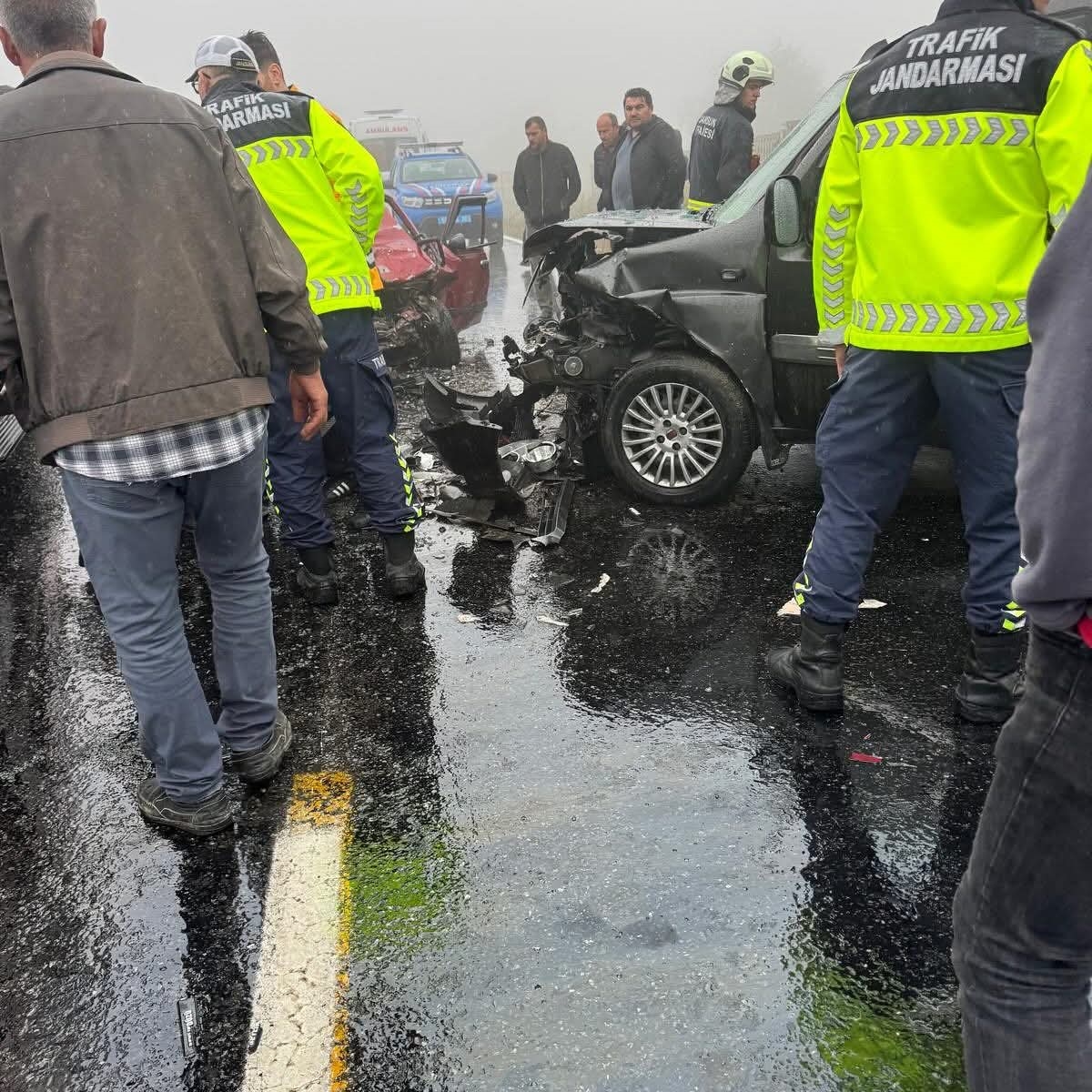 Samsun'da hafif ticari araçla otomobilin çarpıştığı kazada 1 kişi öldü, 6 kişi yaralandı