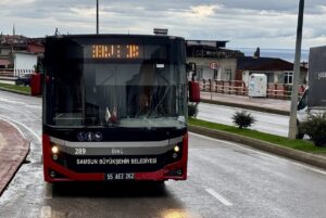 SAMSUN (AA) – Samsun'un İlkadım ilçesinde kamyonet ile halk otobüsünün