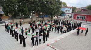 SAMSUN (AA) – Samsun'un Alaçam ilçesinde lise öğrencileri, Filistin bayraklarıyla