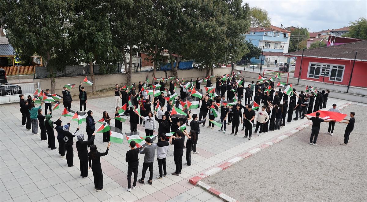 Samsun'da lise öğrencileri Filistin bayraklarıyla Gazze koreografisi yaptı