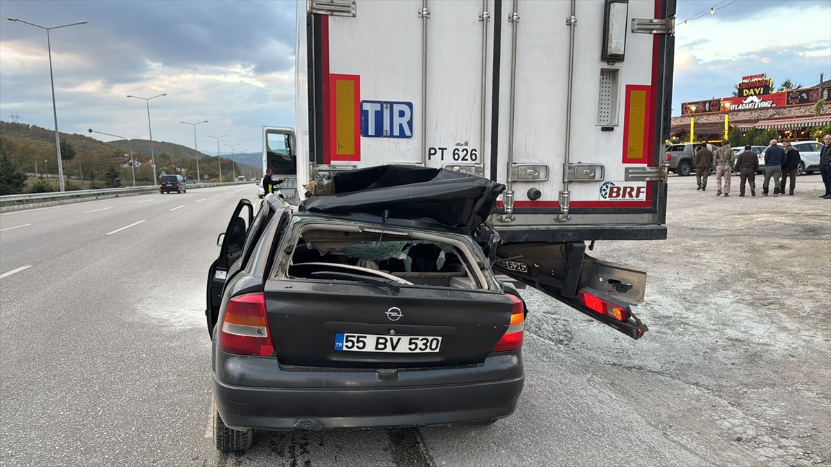 Samsun'da tıra arkadan çarpan otomobilin sürücüsü öldü