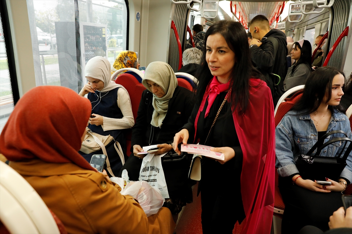 Samsun'da tramvayda kadınlar meme kanseri hakkında bilgilendirildi
