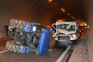 SAMSUN (AA) – Samsun'un Havza ilçesinde tünel içinde kamyonet ile