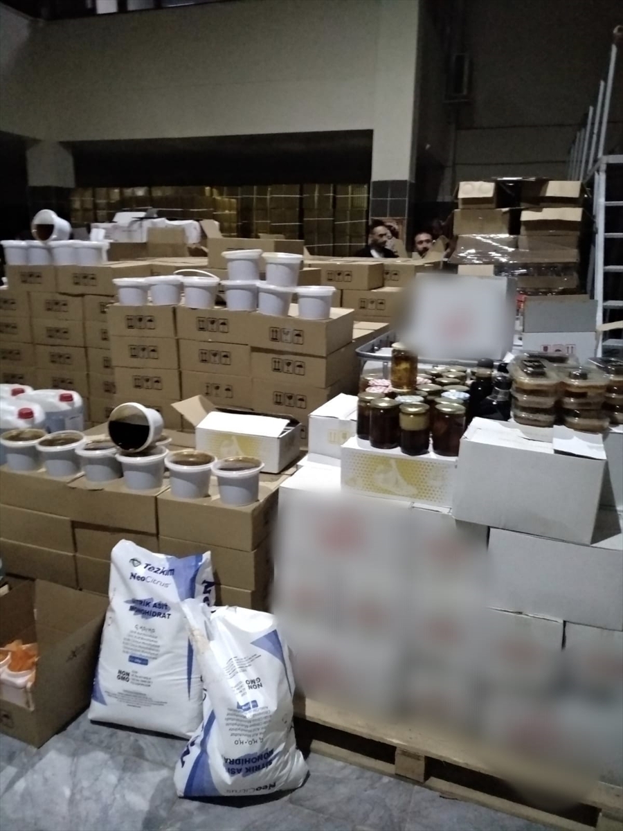 Şanlıurfa'da izinsiz üretilen 20 tondan fazla gıda ürünü ele geçirildi