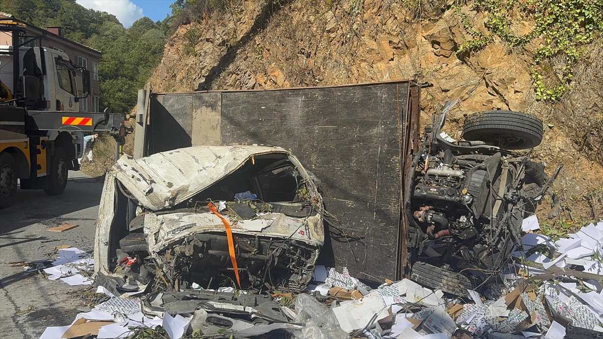 Sarıyer'de şarampole devrilen kamyonetteki 2 kişi yaralandı