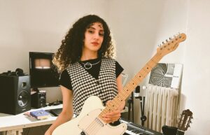 İSTANBUL (AA) – Şarkıcı Farah, Dünya Müzik etiketiyle çıkan "Yarınım