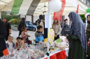 SİNOP (AA) – Sinop'ta öğrenciler tarafından Gazze için yardım kermesi
