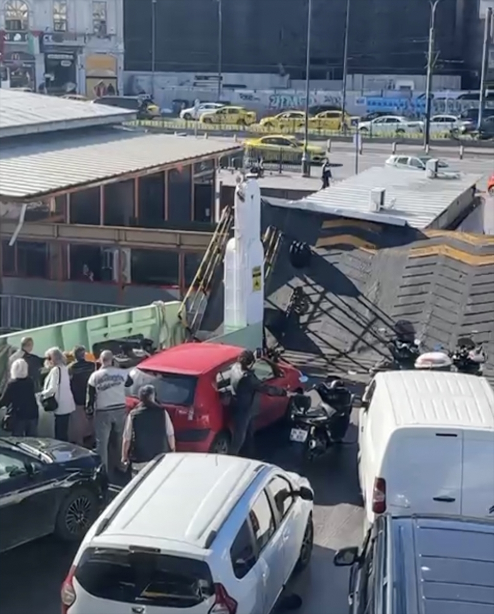 Sirkeci'de arabalı vapur iskeleye çarptı