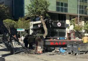 İSTANBUL (AA) – Şişli'de, kız öğrencilerin kaldığı yurt binasına devrilen