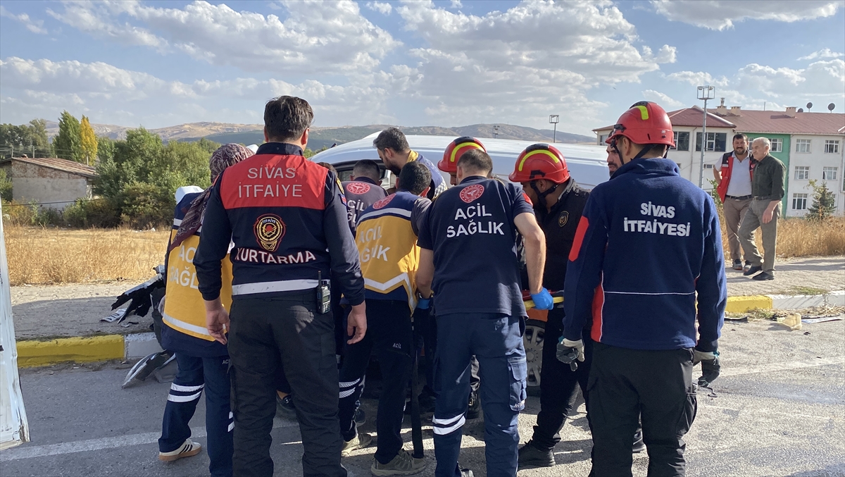 Sivas'ta 3 aracın karıştığı kazada 1 kişi öldü, 4 kişi yaralandı