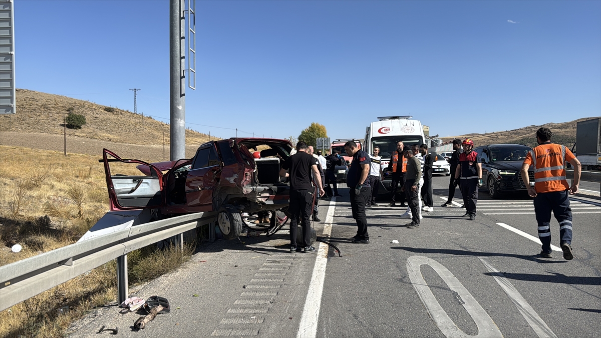 Sivas'ta otomobil ile hafif ticari aracın çarpıştığı kazada 10 kişi yaralandı