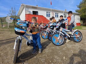 SAMSUN (AA) – Samsun'un Yakakent ilçesinde eski bir bisiklete binen