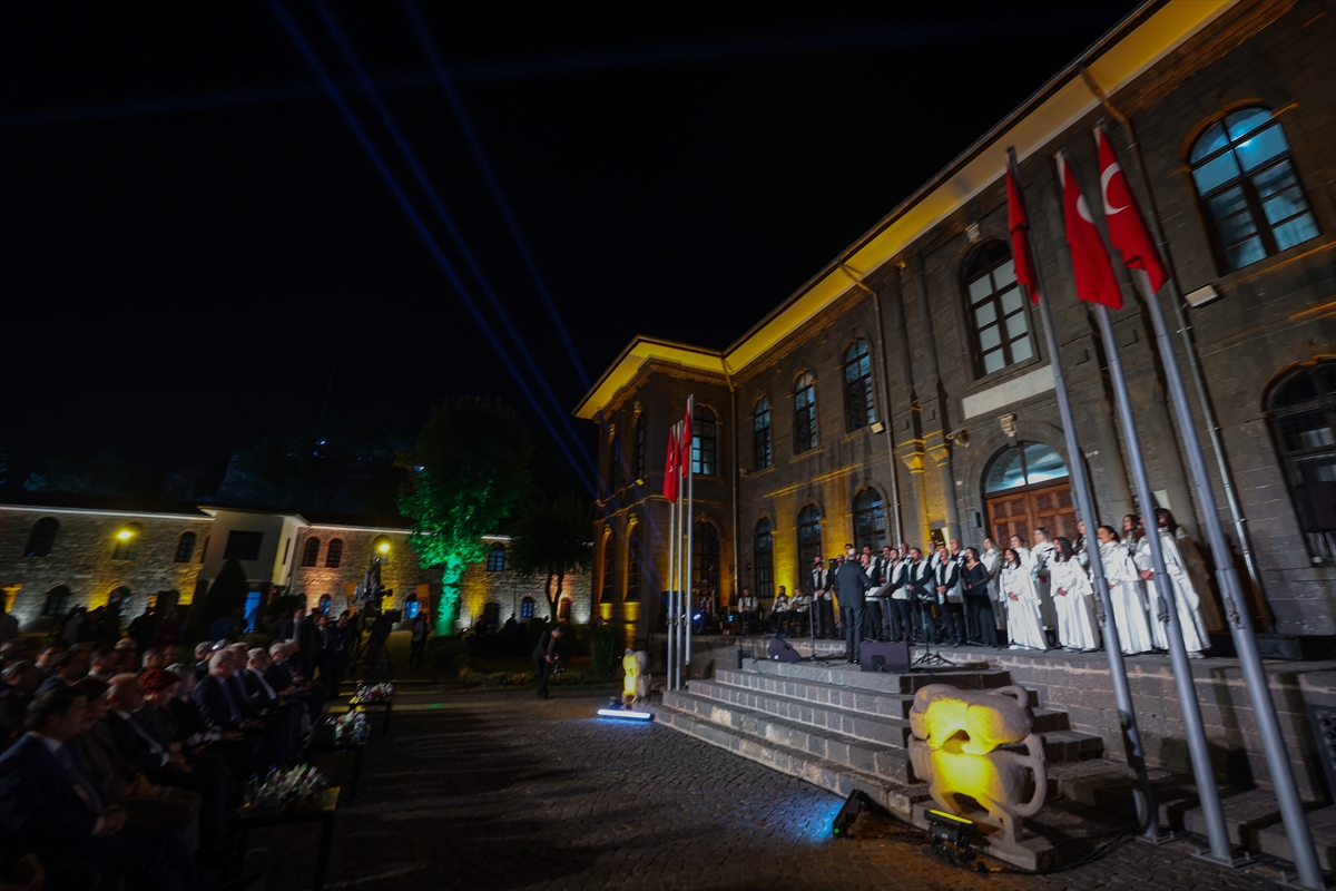 TBMM Başkanı Kurtulmuş, Diyarbakır'da Antakya Medeniyetler Korosu'nun konserini dinledi