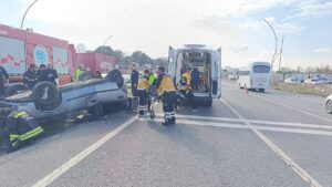 TEKİRDAĞ (AA) – Tekirdağ'ın Çerkezköy ilçesinde bariyere çarparak devrilen otomobilin