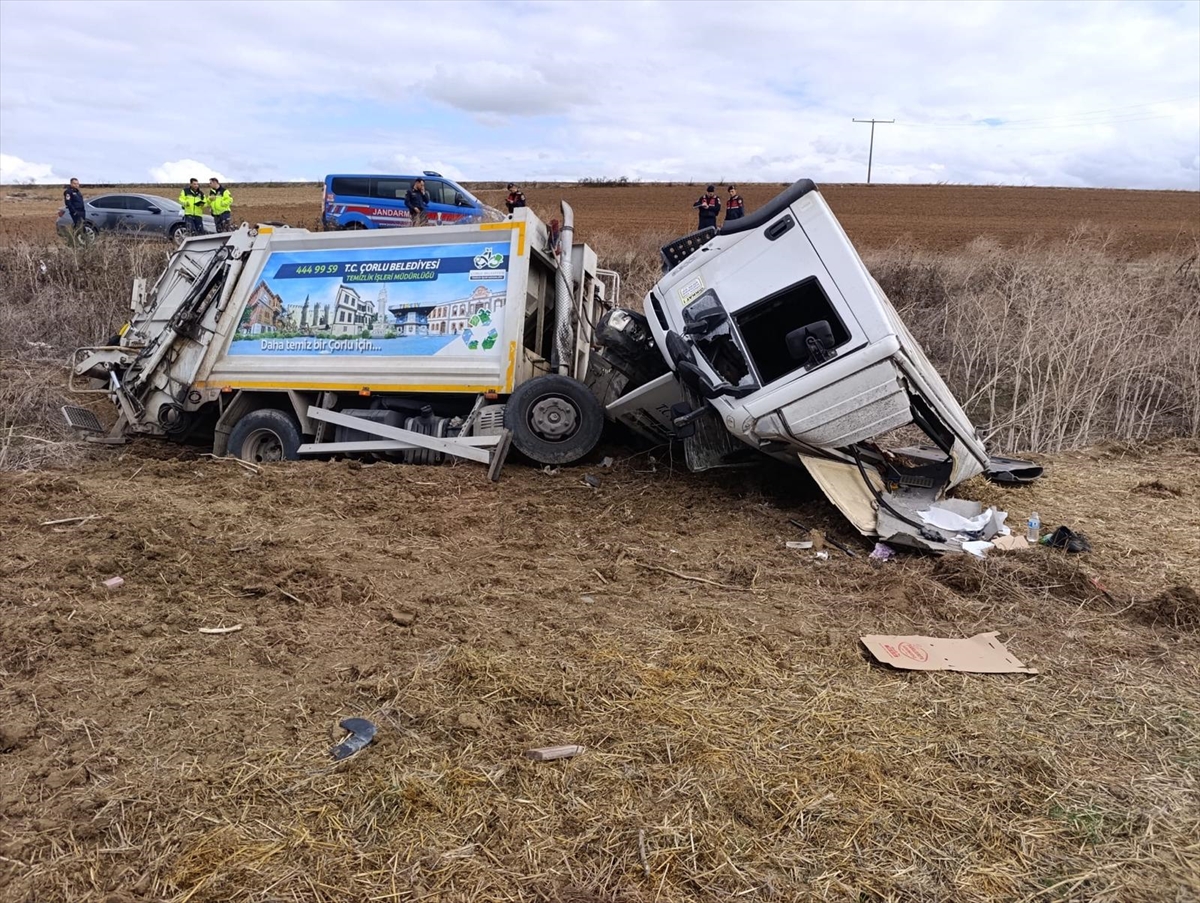 Tekirdağ'da devrilen çöp kamyonundaki 3 işçi yaralandı