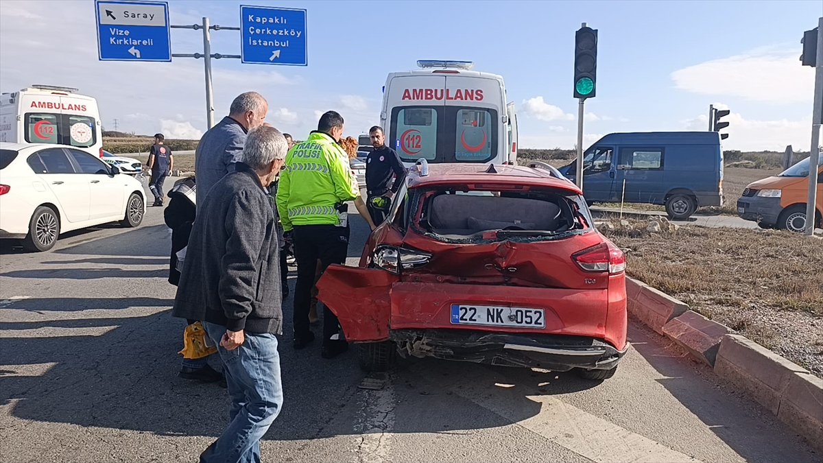 Tekirdağ'da hafif ticari araç ile otomobilin çarpıştığı kazada 3 kişi yaralandı