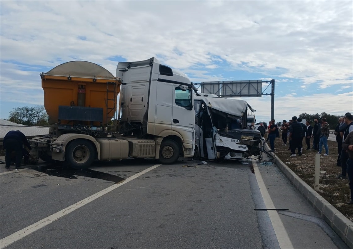 Tekirdağ'daki zincirleme trafik kazasında 3 kişi yaralandı