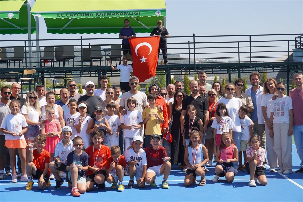 Tenis tutkunu kaymakam, sporcu kişiliğiyle gençlere rol model oluyor