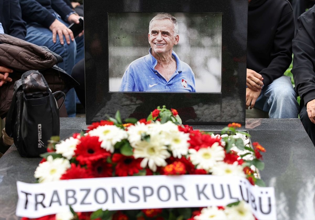 Trabzonspor'un unutulmaz futbolcularından Kadir Özcan, mezarı başında anıldı