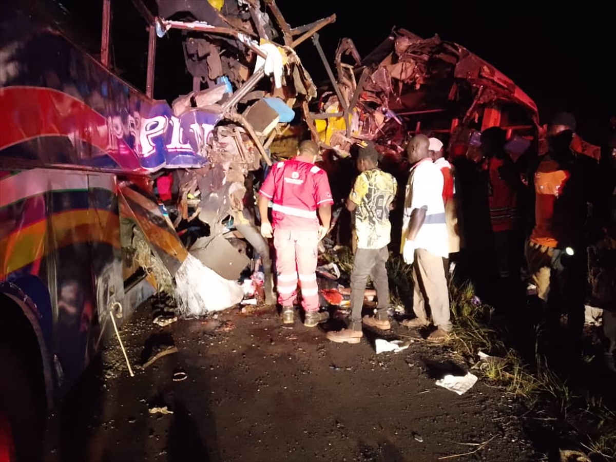 Uganda'da 4 aracın karıştığı kaza sonucu 63 kişi öldü