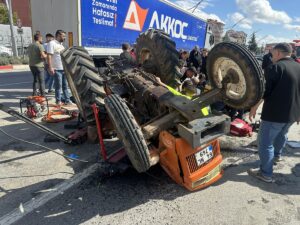 UŞAK (AA) – Uşak'ta tır, otomobil ve traktörün karıştığı kazada