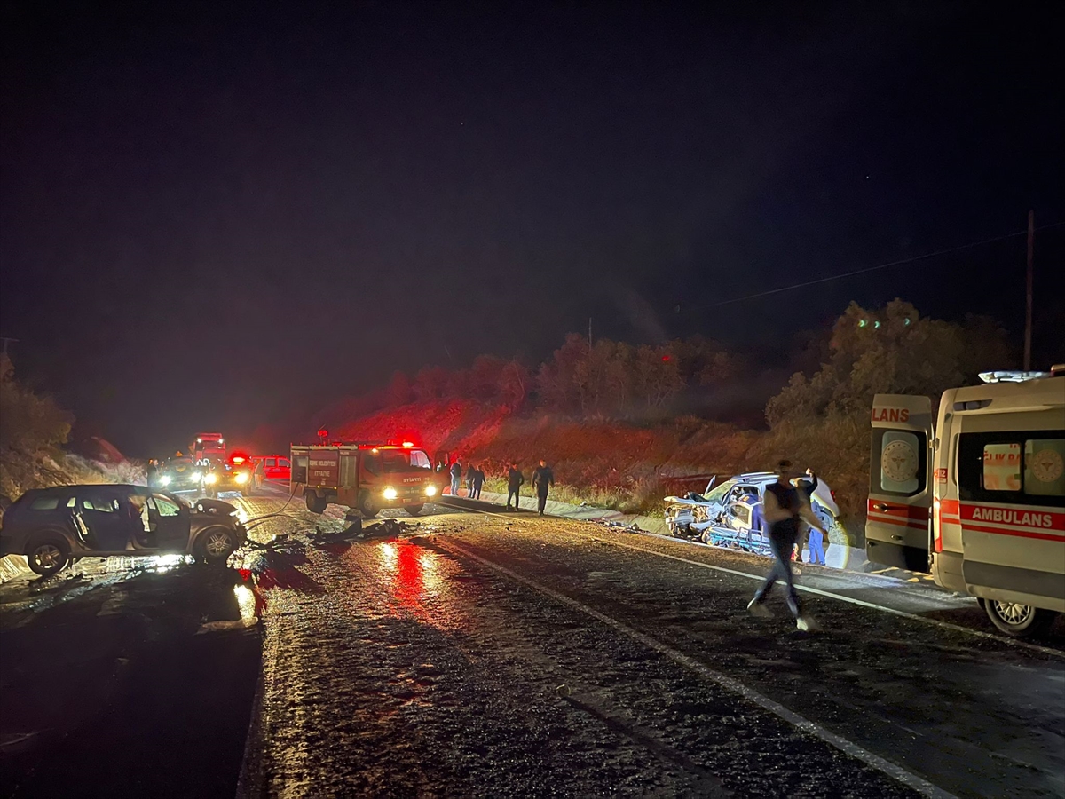 Uşak'ta cip ile otomobilin çarpışması sonucu karı koca öldü, 3 kişi yaralandı