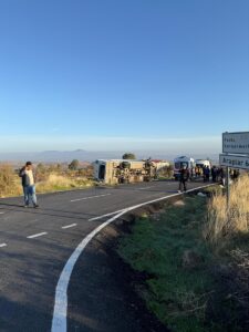 UŞAK (AA) – Uşak'ın Eşme ilçesinde tarım işçilerini taşıyan midibüsün