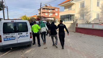UŞAK (AA) – Uşak'ta uyuşturucu madde ticareti yaptıkları iddiasıyla gözaltına
