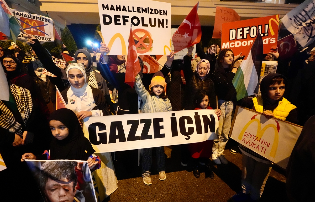 Üsküdar'da mahalle sakinlerinin McDonald's'ı protestosu sürüyor