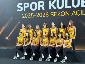 İSTANBUL (AA) – VakıfBank Kadın Voleybol Takımı yöneticileri ve oyuncuları,