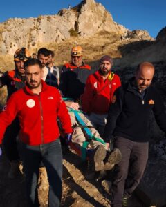 VAN (AA) – Van Kalesi'nde kayalık alandan mağaraya düşen Alman