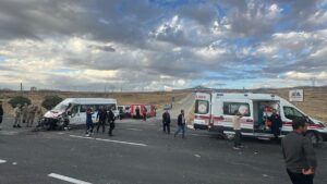 VAN (AA) – Van'ın Erciş ilçesinde öğrenci servisi ile tırın