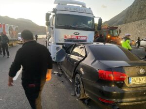 VAN (AA) – Van'ın Gürpınar ilçesinde tanker ile otomobilin çarpışması