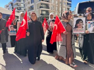 VAN (AA) – Van'da çocukları dağa kaçırılan aileler, DEM Parti