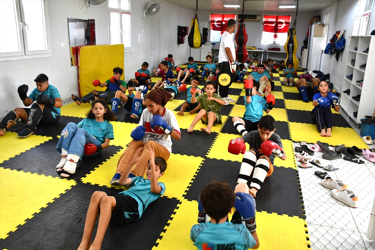 Wushu antrenörü muhtar, mahallesindeki çocuk ve gençlere savunma eğitimi veriyor