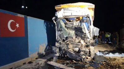 MARDİN (AA) – Mardin’in Dargeçit ilçesinde tırla çarpışan kamyonun sürücüsü