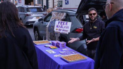 - Gaziantep'ten kargoyla getirdiği baklavaları New York'taki atölyesinde şerbetleme ve