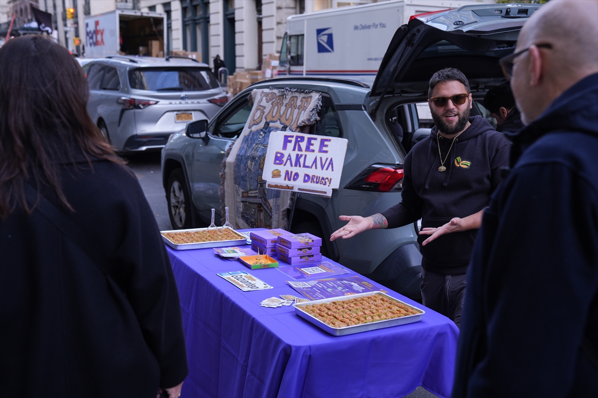 - Gaziantep'ten kargoyla getirdiği baklavaları New York'taki atölyesinde şerbetleme ve