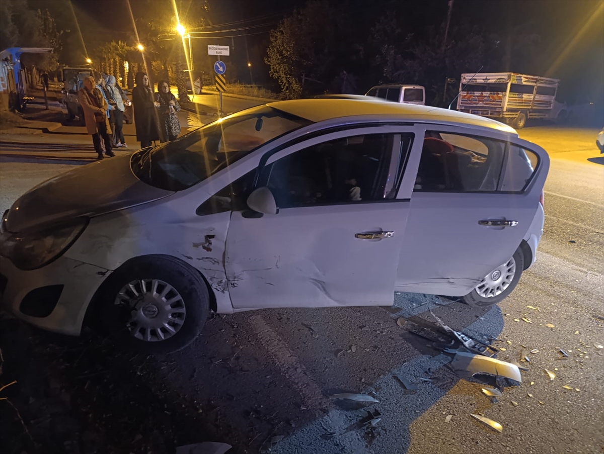 ADANA (AA) – Adana'nın Kozan ilçesinde iki otomobilin çarpışması sonucu