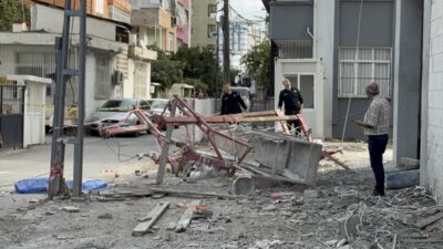 ADANA (AA) – Adana'nın merkez Seyhan ilçesinde inşaat iskelesinin düşmesi