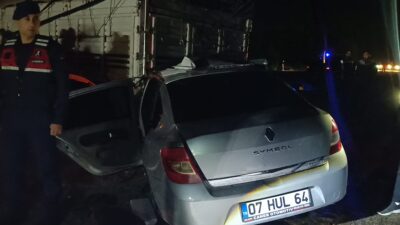 ADANA (AA) – Adana'nın Kozan ilçesinde kamyona çarpan otomobildeki iki